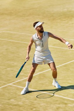 Beyazlı yetenekli bir oyuncu parlak bir tenis kortunda yeteneğini gösteriyor..