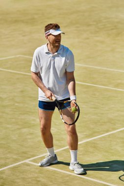 Yetenekli bir oyuncu, yeşil kortta oynanan heyecan verici bir yaz tenis maçına hazırlanıyor..