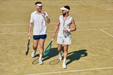 Parlak bir yaz gününde, sarayda iki adam birlikte mutlu bir şekilde tenis oynuyorlar..