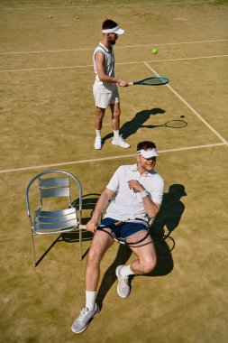 Sıcak bir yaz gününde, sarayda iki yakışıklı adam tenis antrenmanı yapıyor..