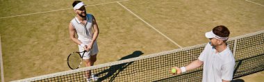 İki yetenekli oyuncu parlak güneşin altında dostça bir tenis maçına çıkarlar, atletizm ve afiş sergilerler.