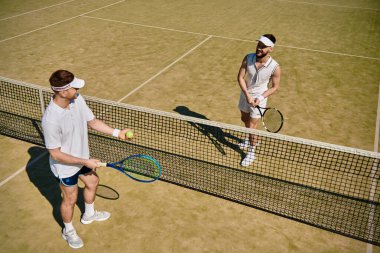 Sıcak bir yaz gününde iki yakışıklı adam dostça bir tenis maçına çıkar, gülümsemelerini paylaşırlar..
