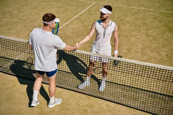 İki yetenekli erkek oyuncu yaz boyunca tenis kortunda bir anlık dostluk paylaşıyorlar..