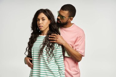 Güzel ikili, modaya uygun kıyafetler giyip, sevgi ve bağlarını neşeli bir pozla ifade ediyorlar..