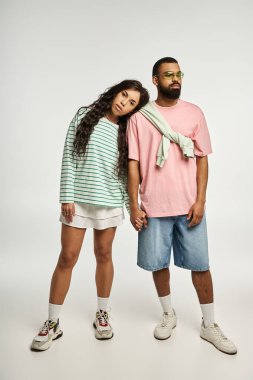 Bir çift, şık bir stüdyo ortamında modaya uygun kıyafetlerle sevgilerini ve bağlantılarını sergiliyor..