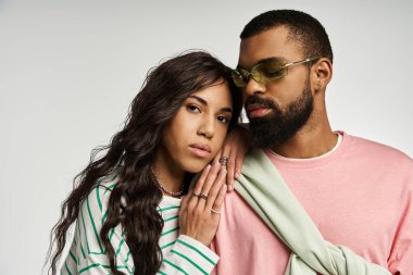 Şık bir çift, sevgileriyle poz verir. Aşklarını ve benzersiz tarzlarını kapalı mekanlarda yakalarlar..