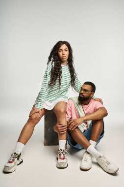 Modaya uygun bir çift, yaratıcı bir mekanda birlikte poz verirken eşsiz tarzlarını sergiliyor..