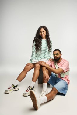 Çiftler modaya uygun bir ortamda sevgi ve neşe yayıyorlar..