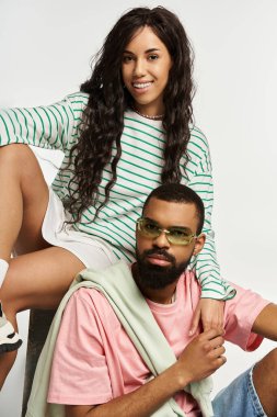 Modern çiftler birbirlerini kucaklıyor, canlı kıyafetler ve zahmetsiz bir stil sergiliyorlar..