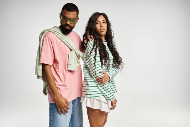 Çiftler aşklarını ve tarzlarını kapalı mekânlarda asgari düzeyde poz vererek ifade ederler.