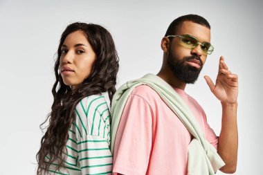 Şık bir çift arka arkaya poz veriyor, parlak bir stüdyoda kimyalarının altını çiziyor..