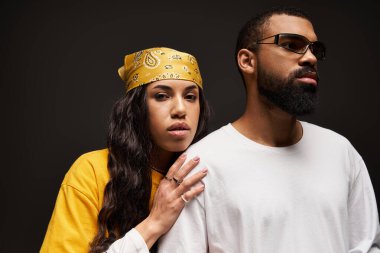 Tarz sahibi bir çift birbirine yakın durur. Duruşları sayesinde sevgi ve güven yayarlar..