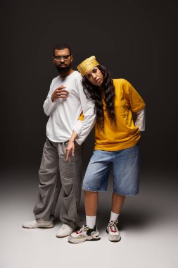 Çiftler modern tarzlarını sergilerken, yaratıcı bir mekanda sevgi ve bağlarını ifade ederler..