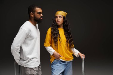 Moda kıyafetleri giymiş bir çift derin bir sohbete girişiyor, aşklarını ve tarzlarını vurguluyorlar..