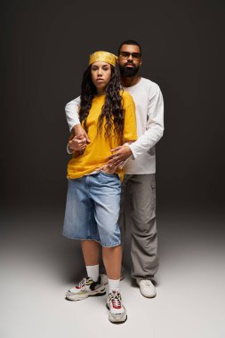 Şık bir çift modern romantizmi yaratıcı bir arkaplanda sergiliyor..