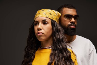 Bir çift, eşsiz şehir modası ve çarpıcı pozlarıyla aşkı ve bireyselliği ifade eder..