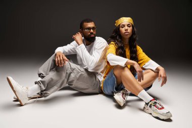 Eşsiz kıyafetlere sevgi ve güven yayarak cesur moda seçimleri sergiliyorlar..