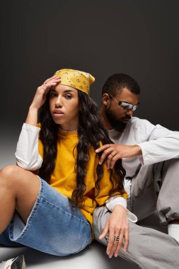 Benzersiz bir stil anlayışı ve bağlarını sergileyen şık bir çift..