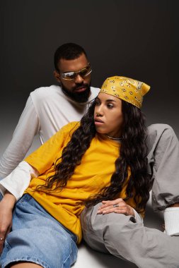 Birkaçı benzersiz tarzlarını sergilerken, bir bağ ve şefkat anı paylaşıyorlar..