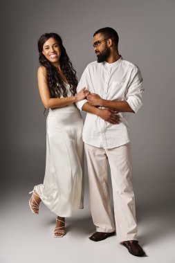 Romantik bir çift, şık elbiseleriyle sevgi ve zarafet saçan neşeli bir anı paylaşır..