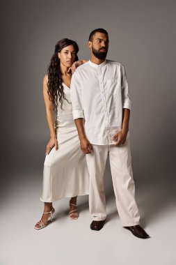 Zarif bir çift minimalist bir stüdyoda zarif pozlar veriyor, güven ve sevgi saçıyorlar..