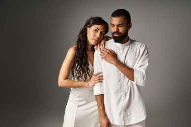 Modern bir stüdyoda şık bir çift, sevgi ve tarz sergiliyor..