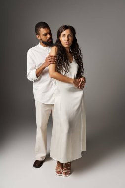 Bir çift birbirine yakın durur, aşklarını ve eşsiz tarzlarını basit bir arkaplanda sergilerler..