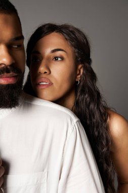 Şık bir çift derin bağlarını sergiliyor. Kapalı bir ortamda, romantik ve zarif bir şekilde..