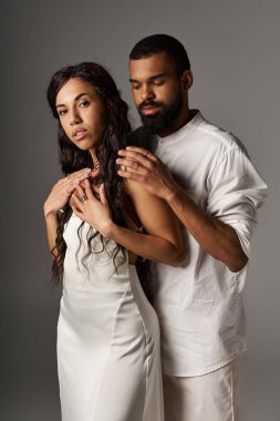 Modern çiftler, şık kıyafetler giyip, samimi bir ortam yaratarak şefkat gösterirler..