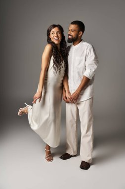 Tarz sahibi bir çift, romantik bir ortam yaratmak için eşgüdümlü kıyafetlerle aşkı ifade eder..