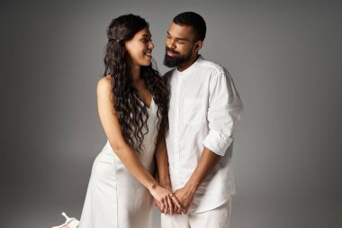 Bir çift birbirine yakın durur, birbirlerine sevgi dolu bakışlar atar, şık beyaz elbiseler giyer, romantizm saçar..