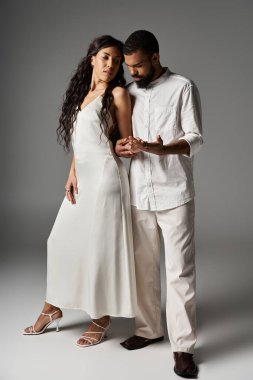 Şık bir çift, şık bir ortamda aşklarını ve modalarını sergiliyor..