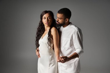 Bir çift sevgi ve zarafet yayar, şık kıyafetler giyer, birbirlerine sımsıkı sarılırlar..