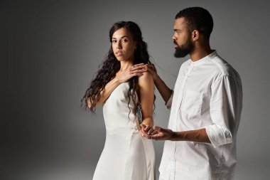 Modern bir ortamda şık bir çift samimi bir anı paylaşır..