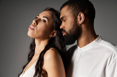 Çift, şık bir ortamda sevgi ve zarafet yayarak hassas bir anı paylaşıyor..