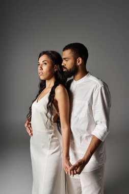 Tarz sahibi bir çift modern bir ortamda moda ve bağlantılarını sergiliyor..