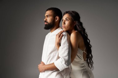 Şık bir çift, modern bir ortamda zarafet ve aşk sergiliyor..