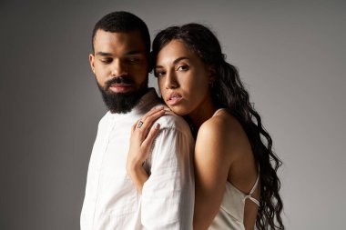 Şık bir çift, sakin bir atmosferde birlikte poz verirken romantizm yayar..