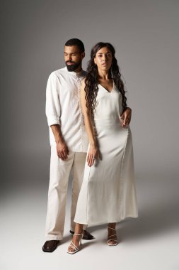 Şık bir çift benzersiz tarzlarını aşkla dolu modern bir stüdyo ortamında sergiliyor..