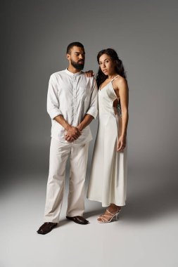 Şık bir ortamda sevgi ve entelektüellik saçan şık çift kendine güvenerek ayakta duruyor..