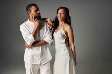 Şık bir çift birlikte durur, sanatsal bir ortamda aşk ve tarz yayarlar..