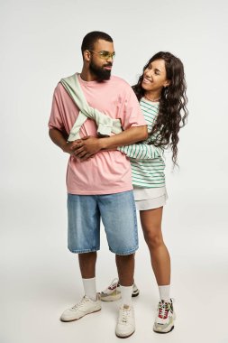 Aşklarını ve tarzlarını vurgulayan modaya uygun kıyafetler giyen çiftler arasında neşeli bir bağ vardır..