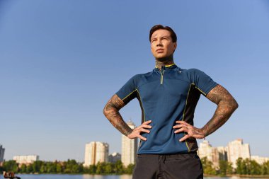 Genç ve yakışıklı bir adam rıhtımda güneşli bir günün tadını çıkarıyor..