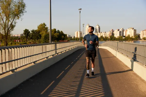 Yakışıklı genç bir adam huzurlu bir nehir kenarında yürürken, sıcak akşam ışıklarının tadını çıkarıyor..