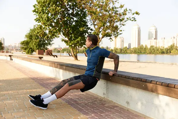 Yakışıklı genç bir adam nehir kenarında geziniyor, manzaralı güzelliğin ve şehir cazibesinin tadını çıkarıyor..