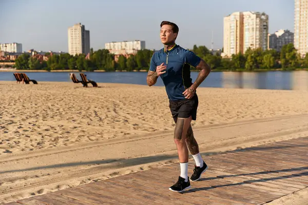 Genç bir adam kumlu sahil yolunda yürüyüşe çıkar, sıcak güneş ışığında ıslanır..