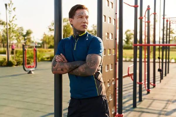 Yakışıklı genç bir adam hayat dolu bir parkta güvenle yürüyor, dışarıda gününün tadını çıkarıyor..