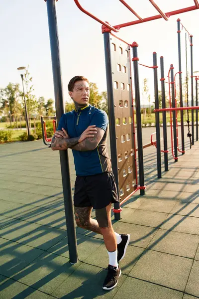 Kendine güvenen genç adam güneş ışığının tadını çıkarırken parkta sakin bir yürüyüş yapar..