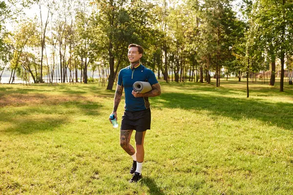 Genç ve yakışıklı bir adam canlı bir parkta yürüyor, teninde güneşin sıcaklığını hissediyor..