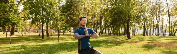 Genç bir adam canlı yeşil bir parkta dolaşır, doğanın sükunetiyle ıslanır..